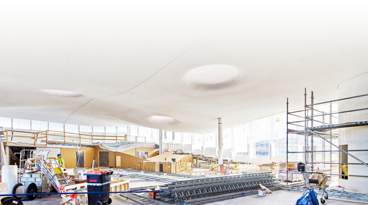 Valmiina kolmannen kerroksen alakatto n&auml;ytt&auml;&auml; imeytyv&auml;n valoaukkoihin.