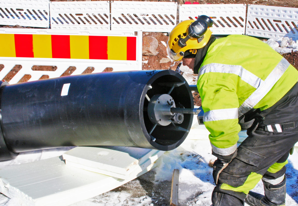 Putkien p&auml;ist&auml; poistetaan pintakerros lastuavalla erikoisty&ouml;kalulla.