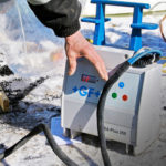 Hitsaaja valvoo prosessia laitteiden automatiikasta huolimatta.