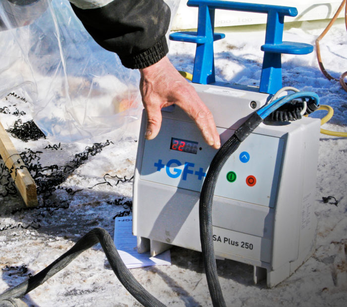 Hitsaaja valvoo prosessia laitteiden automatiikasta huolimatta.