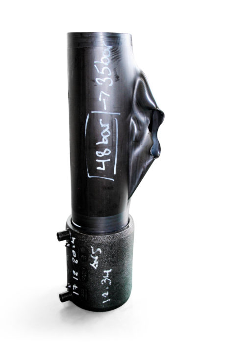 S&auml;hk&ouml;muhvi&shy;hitsauksen koestuksessa 35 barin putki repesi 48 barin paineessa ja muhvi s&auml;ilyi ehj&auml;n&auml;.