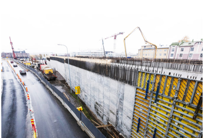 Tampereen keskellä oleva  jättityömaa aiheuttaa ajoittain  liikennejärjestelyjä lähikaduille.